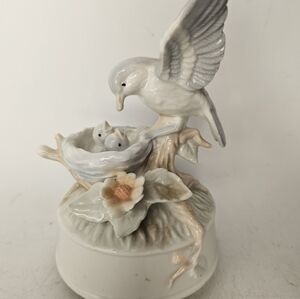 Vintage‎ porcelain hummingbird figurine music box